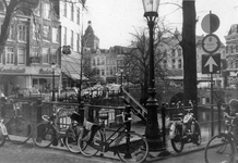 848358 Gezicht over de Oudegracht te Utrecht, van bij de Jansbrug richting Bakkerbrug.